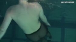 Gorący basen nastolatek Babe Bulava stripping nago