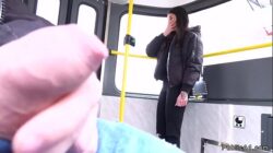 Koleś przyłapany na masturbacji w publicznym pociągu