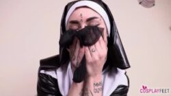 niegrzeczna zakonnica zdejmuje błyszczące rajstopy i zmusza cię do masturbacji