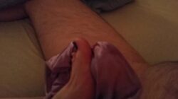Praca nóg z fioletowymi satynowymi majtkami i wytryskiem