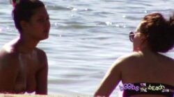 Topless Dziewiętnastoletnia kąpiel w morzu