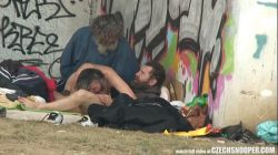 Pure Street Life Homeless Threesome Uprawiający seks w miejscach publicznych