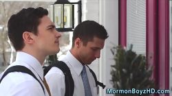 Muskularny mormon spryskuje spermę