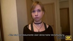 DŁUG4k. Teen Schuldner zahlt für Schulden mit zartem Mund und Vagina