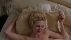 Kirsten Dunst nago i uprawia seks – Marie Antoinette (2006)
