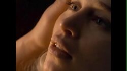 CelebrityING.com – Emilia Clarke sceny seksu w grze o tron