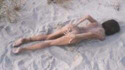 Nastoletnia amatorka nudystów rucha swoją ciasną cipkę wielkim ogórkiem na publicznej plaży. Kończy się siusiu.