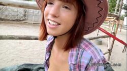 Rudowłosa nastolatka rucha się na wsi na świeżym powietrzu pov