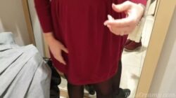 La mia sorellastra in camerino del centro commerciale senza mutande succhia il cazzo a uno studente